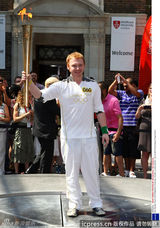 组图：哈利波特演员传递奥运火炬 分心为影迷签名