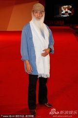 组图：《倭寇的踪迹》首映 女主角红裙艳丽