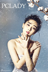 组图：殷桃封面大片优雅演绎飘雪女人
