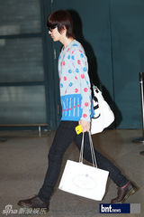 组图：韩团INFINITE和U-KISS机场显潮范儿