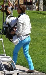 组图：杰西卡-阿尔芭公园亲子游 帮爱女穿鞋显温馨