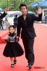 组图：柳承龙携可爱小萝莉走百想红毯