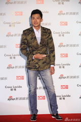 组图：孙艺洲亮相街拍盛典红毯 迷彩西服另类