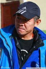 幻灯图集：李连杰抵玉树灾区 送去7车救援物资