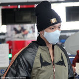 组图：柯震东戴口罩现身机场 抱大玩偶自拎行李