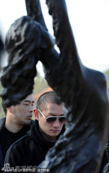 组图：李钰安徽落葬青铜女孩做墓碑 男友汪雨寄哀思