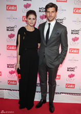 组图：纽约名媛奥利维亚-巴勒莫黑色连身装亮相