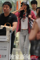 组图：莫文蔚演唱会后露疲态 哈欠连连急离京