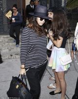 组图：卡戴珊姐妹花机场遭围堵 金大姐杀出重围