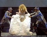 组图：詹妮弗-洛佩兹盛装开唱性感霸气