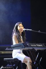 组图：群星亮相华语传媒大奖 汪峰获年度艺人奖