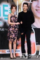 组图：尹恩惠郑容和李东健新剧发布亲密牵手