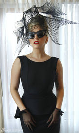 组图：Lady Gaga黑裙亮相哈佛 成立基金会