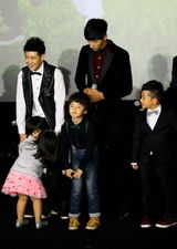 组图：《爸爸去哪儿》将播 李湘女儿偷吻小小志