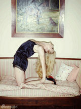 组图：“猫女”娜塔莉剃发登GQ 半裸秀强悍性感