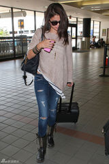 组图：赛琳娜-戈麦斯和比伯现身机场