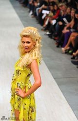 组图：帕丽斯-希尔顿基辅走秀 印花裙宛若田园少女