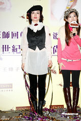 幻灯图：潘迎紫宝刀未老热情如火 背心装扮俏女郎