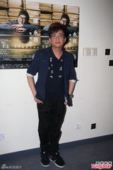 组图：伦永亮演唱会尾场 即兴拉叶德娴上台合唱