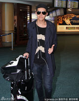 组图：EXO-M队长Kris帅酷现身加拿大遭围堵