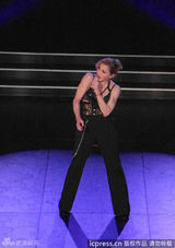 组图：麦当娜巴黎开唱 豪放岔双腿无惧露底