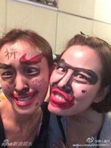 组图：黑人范范恩爱同行看球赛 互画鬼脸已弃疗