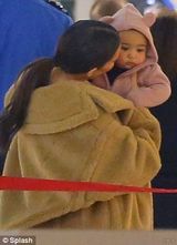 组图：金-卡戴珊毛绒装携女外出 拒女儿穿名牌