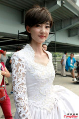 组图：王丽坤拍《多米诺》否认插足于和伟婚姻