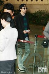 组图：韩星赵寅成赴日会粉丝 倒扣帽子变顽童