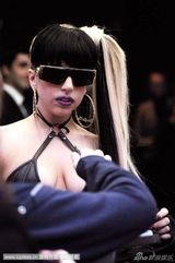 组图：Lady Gaga街头拍片衣着单薄 秀豪乳引人注目