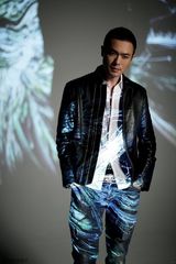 组图：万思维新写真曝光 在阳光与暗影之间游走