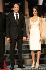 组图：杰西卡-阿尔芭着镂空裙挽尼古拉斯