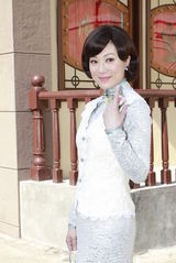 组图：无线新剧《天梯》探班 张可颐自爆约满无线