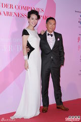 组图：甄子丹汪诗诗情侣装恩爱 叹婚姻经营不易