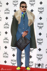 组图：少时徐贤等撑品牌活动 SHINee帅气献唱