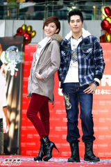 组图：杨谨华蓝正龙为品牌代言 搭档走秀默契十足