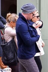 组图：“雷神”二度当爹 锤哥甘做奶爸爱抱娃