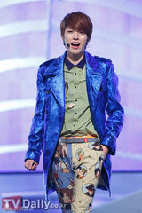 组图：韩女团舞台装尺度无下限 薄纱透视露底