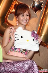 组图：安心亚粉裙亮相歌迷会 台上跳舞性感甜美