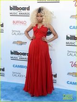 组图：女星红毯竞艳 泰勒秀美背洛佩兹深v真空