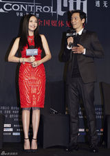 组图： 姚晨产后性感复出 与吴彦祖亲密相拥