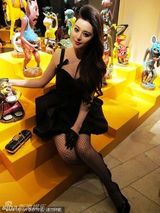 组图：范冰冰走朋克摇滚风 娇媚气质电晕U2主唱