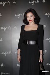 组图：钟楚红出席秋冬时装展 低胸红唇性感出镜