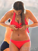 组图：麦肯西班牙畅享日光浴 撩发袒乳狐媚风骚