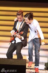 组图：萧敬腾唱《black or white》 向杰克逊致敬