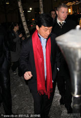 幻灯图：成龙现身柏林街头引骚动 与粉丝签名合影