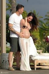 组图：辣妈梅根-福克斯豹纹比基尼秀大肚