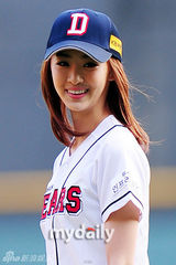 组图：SISTAR成员多顺担任棒球比赛开球嘉宾