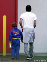 组图：小贝陪儿子练空手道 克鲁兹踹木板身手好