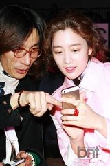 组图：SJ金希澈Clara等参加时装周时尚个性